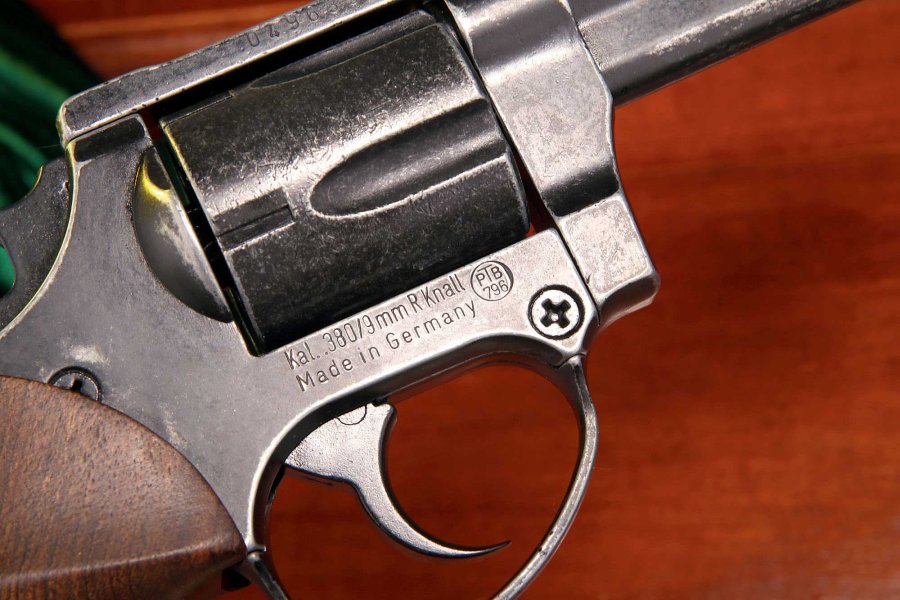 Melcher ME 38 Magnum Schreckschussrevolver im Test Melcher ME 38 Magnum Schreckschussrevolver Detailaufnahme der nötigen Beschriftungen und Markings