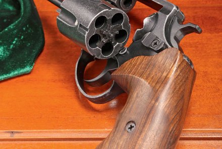Melcher ME 38 Magnum Schreckschussrevolver im Test Schreckschussrevolver Melcher ME 38 Magnum mit herausgekippter Trommel