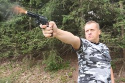 Melcher ME 38 Magnum Schreckschussrevolver im Test Schütze schiesst mit Schreckschussrevolver Melcher ME 38 Magnum im Antik-Look