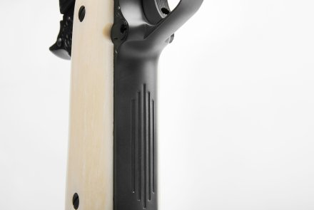 Nighthawk Custom VIP BLACK 1911er-Pistole im Kaliber .45 ACP Greifrillen am Griffstück der Nighthawk Custom VIP BLACK 1911-Pistole