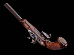 Die Pedersoli Le Page, eine Vorderladerpistole für den Sportschützen und Fans edler historischer Waffen Griffkäppchen und Vorderschaft der Le Page-Pistole in Steinschlossausführung.