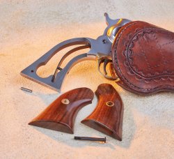 Vorderladerrevolver im Test: Der Pedersoli Remington Pattern Custom im Kaliber .44 Pedersoli Remington Pattern Custom mit demontierten Griffschalen.