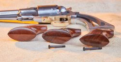 Vorderladerrevolver im Test: Der Pedersoli Remington Pattern Custom im Kaliber .44 Die im Lieferumfang enthaltenen Griffschalen. Im Hintergrund der Pedersoli Remington Pattern Custom.