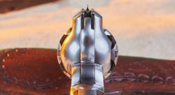 Vorderladerrevolver im Test: Der Pedersoli Remington Pattern Custom im Kaliber .44 Blick von hinten über die Visierung.