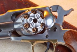 Vorderladerrevolver im Test: Der Pedersoli Remington Pattern Custom im Kaliber .44 Blick von hinten auf die Trommel des Pedersoli Remington Pattern Custom.