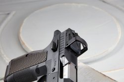 Oberklasse-Pistole im Test: Phoenix Redback Carry Shield im Kaliber 9mm Luger Montiertes Reflexvisier von Shield.