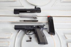 Oberklasse-Pistole im Test: Phoenix Redback Carry Shield im Kaliber 9mm Luger Die 9mm-Pistole von Phoenix in zerlegtem Zustand.