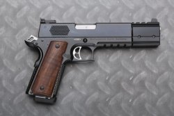 Pistolenvergleich: Sportpistolen mit 6-Zoll-Lauf Korth PRS Pistole rechte Ansicht