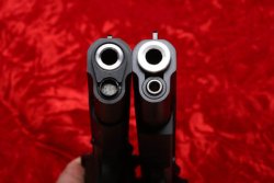 Pistolenvergleich: Sportpistolen mit 6-Zoll-Lauf Laufmündungen zweier Pistolen im Vergleich