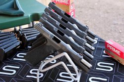 Salient Arms International Pistole Mehrere Salient Arms International Stryk-A Pistolen nebeneinander.