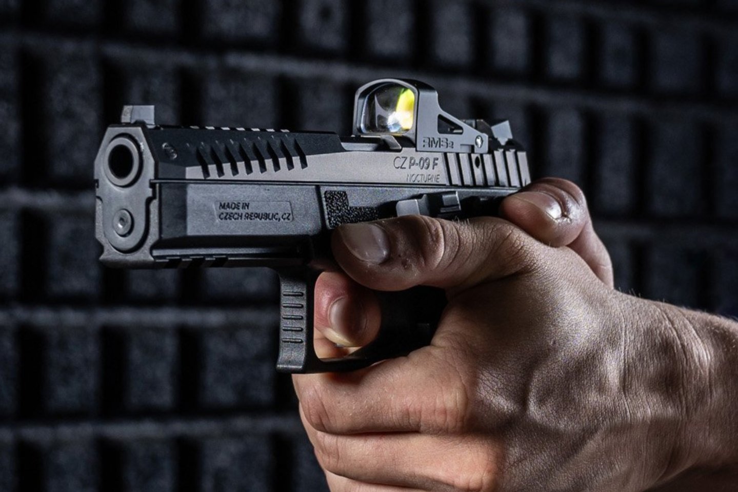 Die neun CZ P-09 F NOCTURNE ist die Full Size-Version diese Serie. Hier ist sie mit  einem MRDS auf der neuen OR-Schnittstelle zu sehen.