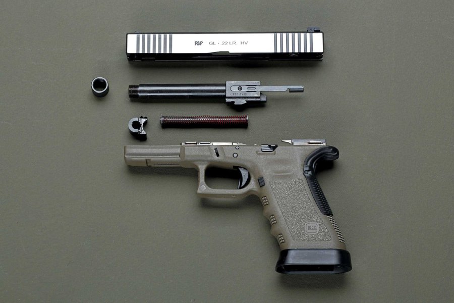 Test: Kleinkaliberpistole RBF-GL .22 LR HV Kleinkaliberpistole RBF-GL .22 LR HV in einzelne Waffenkomponenten zerlegt