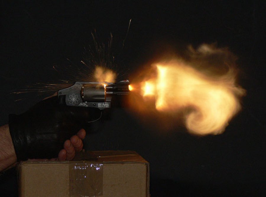 Gebrauchtwaffen kaufen: Revolver aus zweiter Hand Revolver speit übermäßig viele Flammen aus Mündung und Trommelspalt