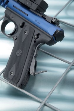 Test: Ruger Mark III Target und Ruger 22/45 Lite Blue Griffstück der Ruger 22/45 Lite Blue