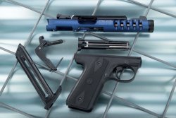 Test: Ruger Mark III Target und Ruger 22/45 Lite Blue Ruger 22/45 Lite Blue in .22 l.r. zerlegt in ihre Einzelteile
