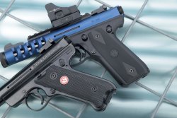 Test: Ruger Mark III Target und Ruger 22/45 Lite Blue Die Ruger Mark III Target und Ruger 22/45 Lite Blue in .22 l.r. in Vollansicht