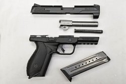 Ruger American Pistol in ihren Einzelteilen Demontierte Ruger American Pistol