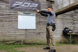 Praktisches Schießen mit Pistolen: Stand, Griff, Visierbild und Abzug Der falsche Stand beim Pistolenschießen.