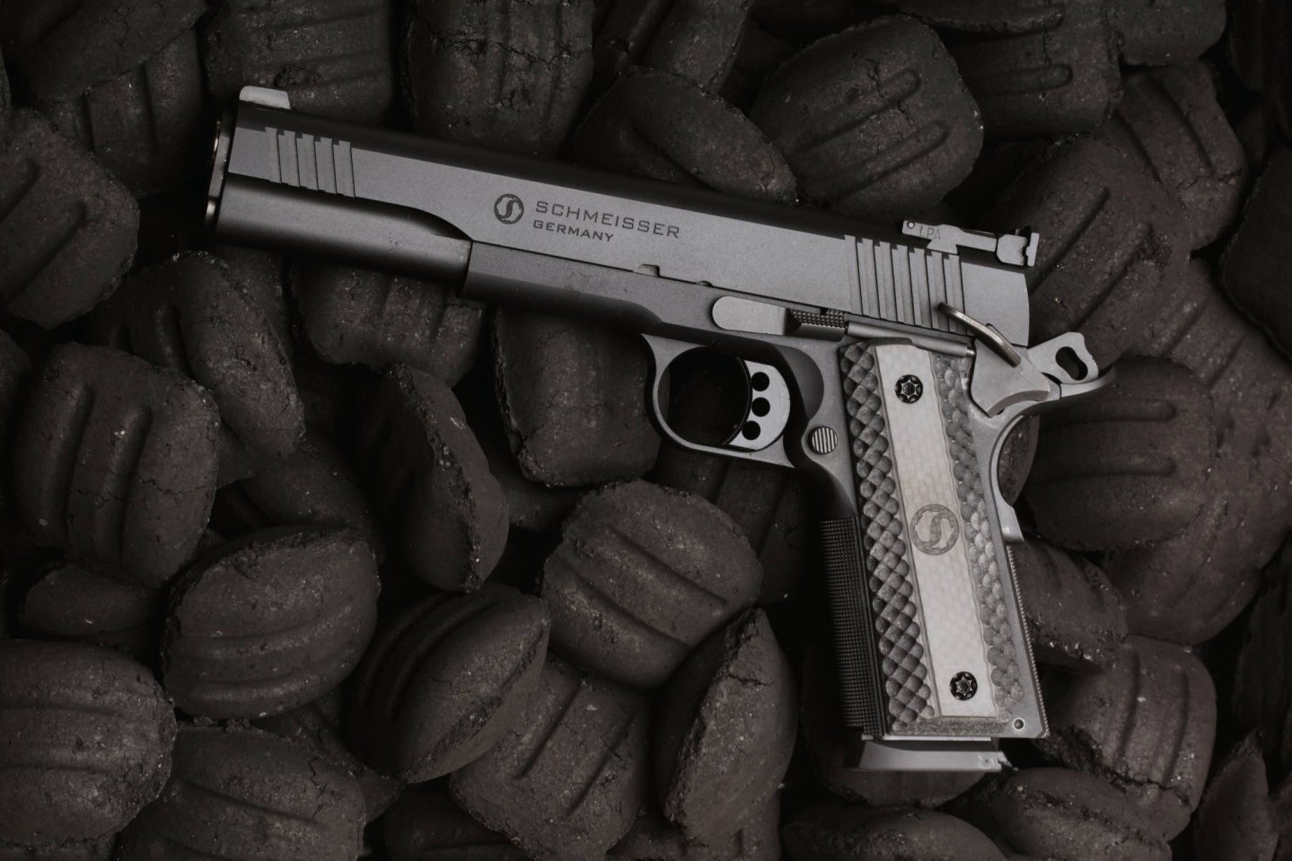 Schmeisser 1911 Hugo 6" Seitenansicht links auf Kohlebriketts