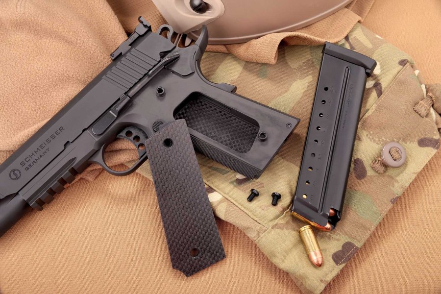 Test & Technik: Schmeisser 1911 Hugo Pistole im Kaliber 9 mm Luger Die neue Pistole des deutschen Waffenherstellers Schmeisser 1911 Hugo mit demontierten Griffschalen.