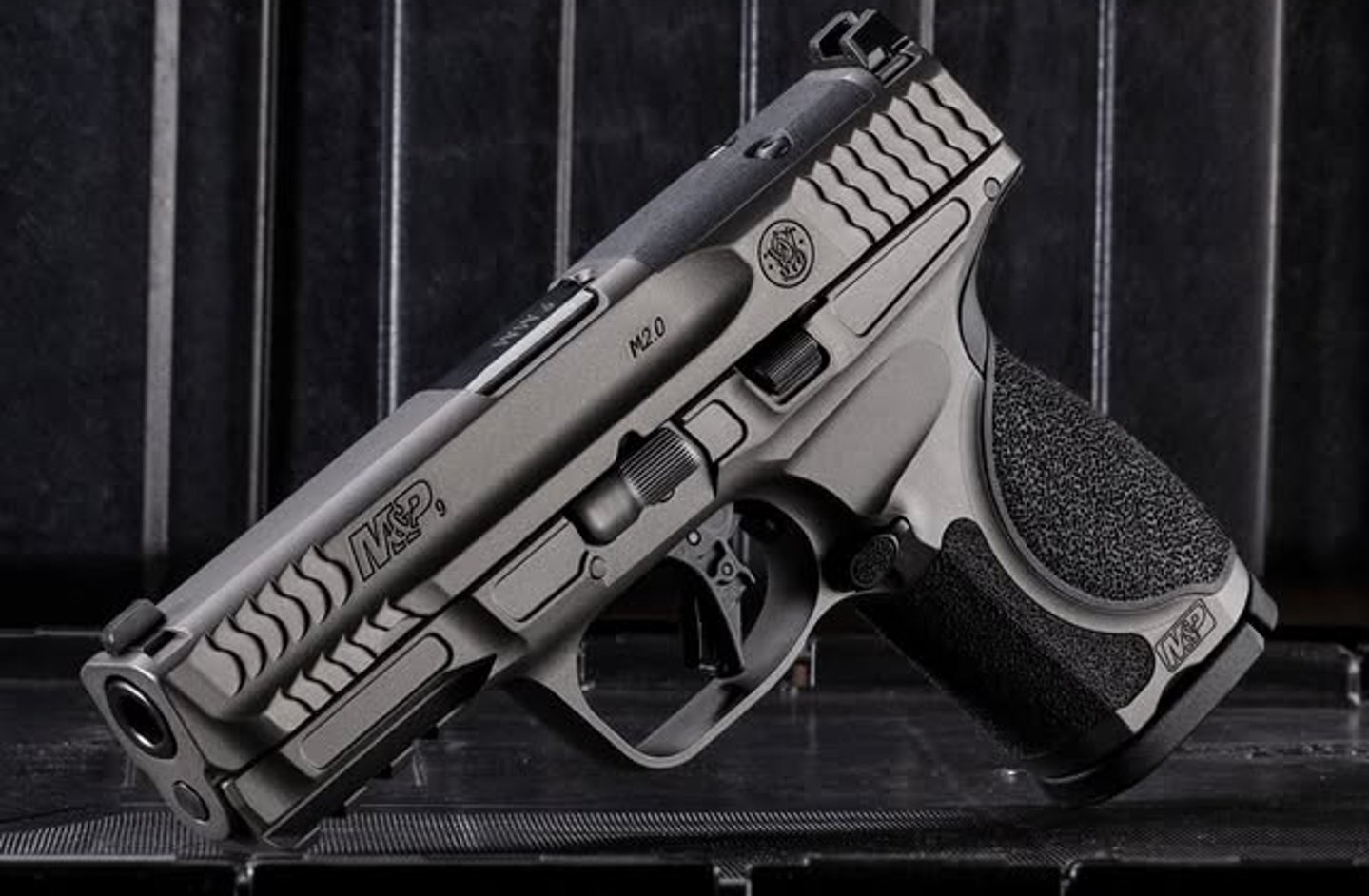 Neue Smith & Wesson M&P Metal Compact Serie, drei klassische Revolver "No Lock" und UHR 1854 Stealth Hunter Smith & Wesson stellt die M&P9 Metal Compact.