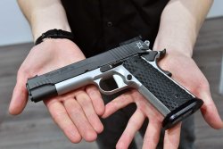 SIG Sauer 1911 Max Pistole Linke Seite der SIG Sauer 1911 Max