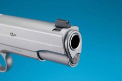 Test: SIG Sauer 1911 Stainless Target Korn und Laufmündung bei der SIG Sauer 1911 Stainless Target