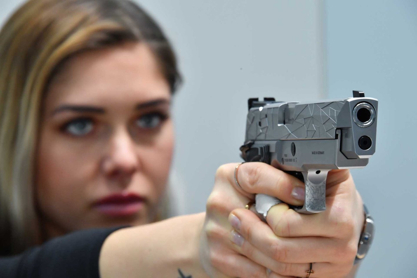 Eine SIG Sauer P226 Facettes im Anschlag.