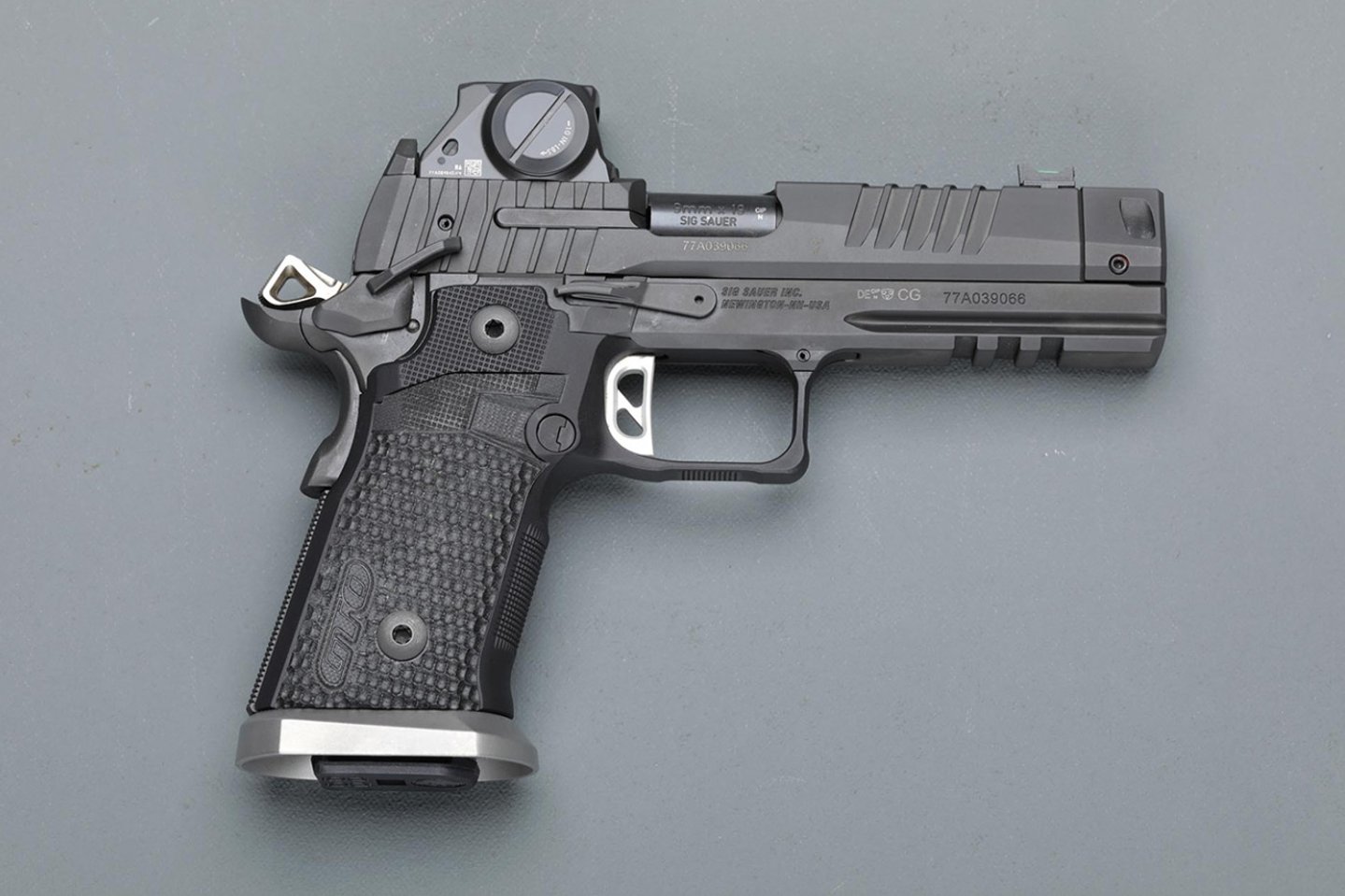 Im Test: Die SIG Sauer P211 GTO in 9 mm Luger – die sportliche Pistole in 1911/2011-Bauart in der Praxis SIG Sauer P211 GTO in 9 mm Luger komplett von der rechten Seite.
