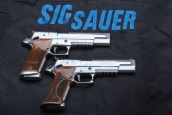 SIG Sauer P220 X-Six Skeleton − skelettierte Ganzstahl-Sportpistole Oben die P220 X-Six Classic, darunter die PPC-Ausführung.