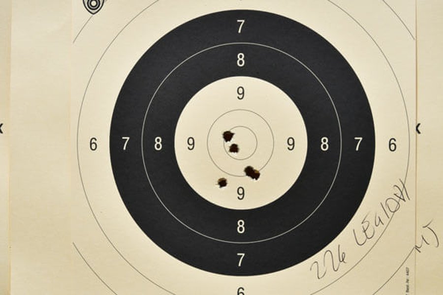 Test: SIG Sauer P226 Legion in 9 mm Luger Zielscheibe mit Streukreis der Dienstpistole SIG Sauer P226 Legion
