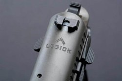 Test: SIG Sauer P226 Legion SAO in 9 mm Luger Legion-Schriftzug auf der Oberseite der Dienstpistole SIG Sauer P226 Legion SAO