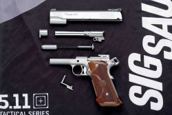 Vergleich: SIG Sauer P226 X-Five Allround & 1911 Traditional Match Elite B&H Edition SIG Sauer 1911 Traditional Match Elite zerlegt