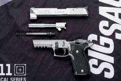 Vergleich: SIG Sauer P226 X-Five Allround & 1911 Traditional Match Elite B&H Edition SIG Sauer P226 X-Five Allround zerlegt.