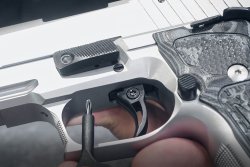 Schraubendreher und Schraube zur Verstellung des Abzugsweges an einer SIG Sauer P226 X-Serie-Pistole