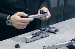 Teil 1 der Videoserie zur SIG Sauer P226 X-Serie: Alles wissenswerte zu den Wechselsysteme Das X-Five-Wechselsystem mit dem Romeo1.