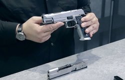 Das X-Five-Wechselsystem mit dem Romeo1. Das SIG Sauer X-Six-Wechselsystem gibt es auch in skelletierter Version.