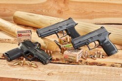 Fullsize- und kompakte Pistolen der Baureihe SIG Sauer P320 in 9 mm Luger, 10 mm Auto und .45 ACP im Praxistest Oben die potente Variante der SIG Sauer P320 in 10 mm Auto, rechts die kompakte P320 in .45 ACP, links die 9 mm Luger mit Rotpunktvisier.