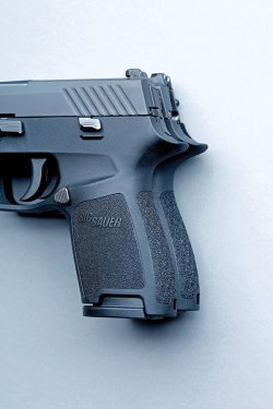 600-05-2015-SIG-Sauer-P320-Compact-in-9mm-Luger-links-und-P250-rechts.JPG