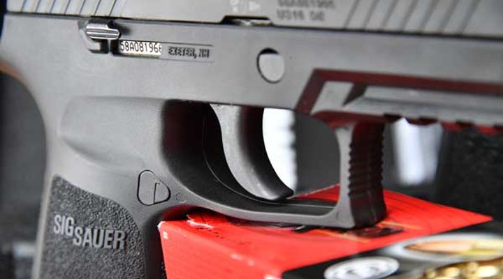 Abzug mit Seriennummer der P320 Pistole von SIG Sauer