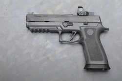 SIG Sauer P320 X-Five Legion: Die 9mm-Pistole mit Polyamid-Wolfram-Griffstück im Test Die P320 X-FIve Legion komplett von links.