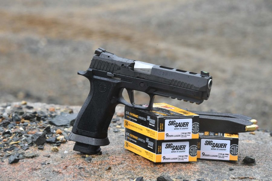SIG Sauer P320 X-Five – Modularität at its best Sportpistole SIG Sauer P320 X-Five neben Packungen mit Munition im Kaliber 9 mm Luger