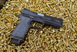 SIG Sauer P320 X-Five – Modularität at its best SIG Sauer P320 X-Five modulare Matchpistole liegt in Kiste auf Patronen im Kaliber 9 mm Luger