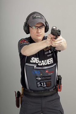 Test: SIG Sauer P320 X-Five – das modulare Flaggschiff der X-Series IPSC-Schütze Marijan Loch mit der Matchpistole SIG Sauer P320 X-Five in 9 mm Luger im Anschlag