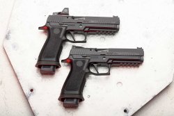 Test: SIG Sauer P320 X-Five – das modulare Flaggschiff der X-Series Die schnittigen SIG Sauer P320 X-Five mit und ohne ROMEO1 Leuchtpunktvisier in beiden Seitenansichten. Wie man unschwer erkennen kann, ist der Verschlussfanghebel beidseitig vorhanden.