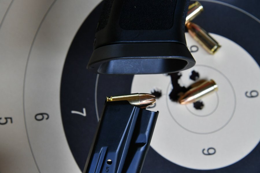 Test: SIG Sauer P320 X-Five – das modulare Flaggschiff der X-Series Ein volles Magazin wird in den Magazintrichter der SIG Sauer P320 X-Five Polymerpistole eingeführt.