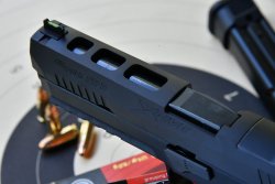 Test: SIG Sauer P320 X-Five – das modulare Flaggschiff der X-Series Auf dem Verschluss der Matchpistole SIG Sauer P320 X-Five finden sich 3 unterschiedlich große Aussparungen.