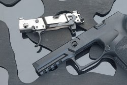 Große Kaliber: SIG Sauer P320 XTEN und Compact in 10 mm Auto und .45 Auto im Test Fire Control Unit (FCU) der SIG Sauer P320.