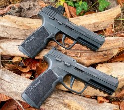 Die SIG Sauer P322 in .22 Long Rifle mit großem Magazin SIG Sauer P322 von der rechten Seite