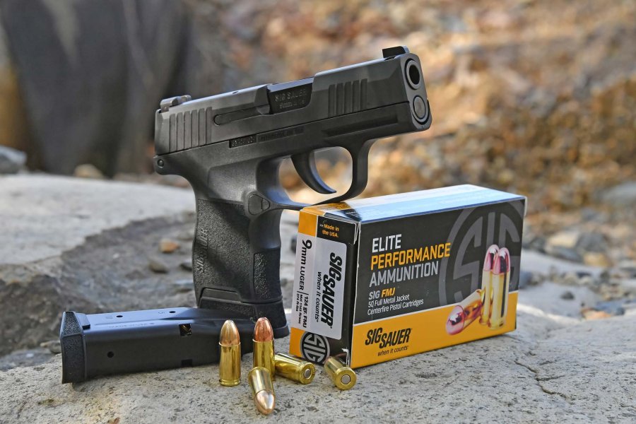 Live Shooting: Die neue SIG Sauer P365 im Praxistest SIG Sauer P365 Pistole mit Magazin und Patronen in Gesamtansicht